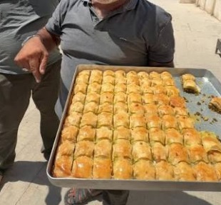 توزيع الحلوى